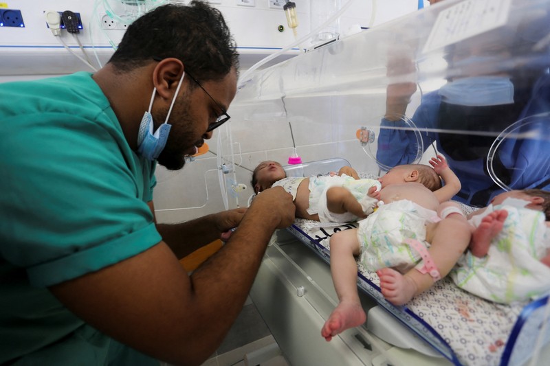 Sejumlah bayi di RS Al-Shifa di Gaza dikeluarkan dari inkubator akibat tidak ada pasokan listrik di rumah sakit tersebut. Direktur RS Al-Shifa pun mengabarkan bahwa staf rumah sakit berjuang menyelamatkan bayi-bayi tersebut. (REUTERS/Hatem Khaled)