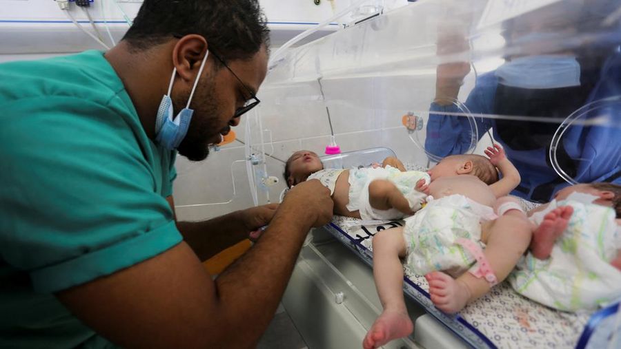 Sejumlah bayi di RS Al-Shifa di Gaza dikeluarkan dari inkubator akibat tidak ada pasokan listrik di rumah sakit tersebut. Direktur RS Al-Shifa pun mengabarkan bahwa staf rumah sakit berjuang menyelamatkan bayi-bayi tersebut. (REUTERS/Hatem Khaled)
