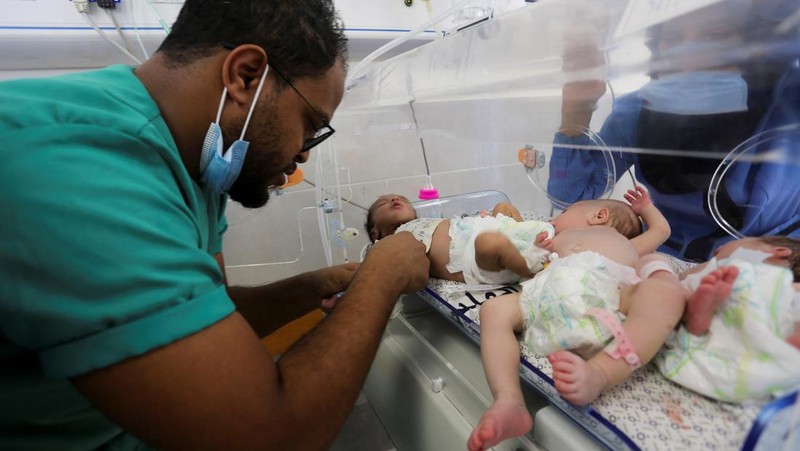 Sejumlah bayi di RS Al-Shifa di Gaza dikeluarkan dari inkubator akibat tidak ada pasokan listrik di rumah sakit tersebut. Direktur RS Al-Shifa pun mengabarkan bahwa staf rumah sakit berjuang menyelamatkan bayi-bayi tersebut. (REUTERS/Hatem Khaled)