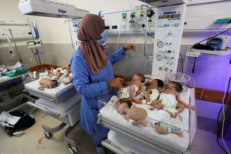 Sejumlah bayi di RS Al-Shifa di Gaza dikeluarkan dari inkubator akibat tidak ada pasokan listrik di rumah sakit tersebut. Direktur RS Al-Shifa pun mengabarkan bahwa staf rumah sakit berjuang menyelamatkan bayi-bayi tersebut. (REUTERS/Hatem Khaled) Sejumlah bayi di RS Al-Shifa di Gaza dikeluarkan dari inkubator akibat tidak ada pasokan listrik di rumah sakit tersebut. Direktur RS Al-Shifa pun mengabarkan bahwa staf rumah sakit berjuang menyelamatkan bayi-bayi tersebut. (REUTERS/Hatem Khaled)