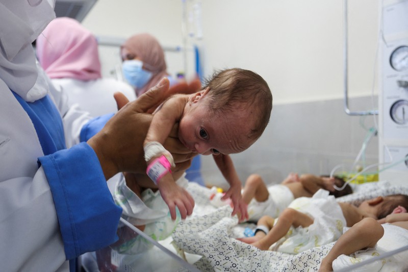 Sejumlah bayi di RS Al-Shifa di Gaza dikeluarkan dari inkubator akibat tidak ada pasokan listrik di rumah sakit tersebut. Direktur RS Al-Shifa pun mengabarkan bahwa staf rumah sakit berjuang menyelamatkan bayi-bayi tersebut. (REUTERS/Hatem Khaled) Sejumlah bayi di RS Al-Shifa di Gaza dikeluarkan dari inkubator akibat tidak ada pasokan listrik di rumah sakit tersebut. Direktur RS Al-Shifa pun mengabarkan bahwa staf rumah sakit berjuang menyelamatkan bayi-bayi tersebut. (REUTERS/Hatem Khaled)