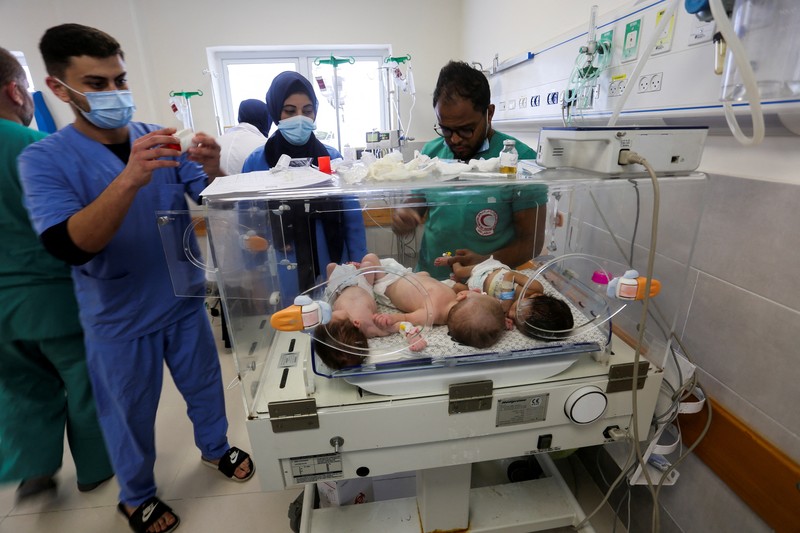 Sejumlah bayi di RS Al-Shifa di Gaza dikeluarkan dari inkubator akibat tidak ada pasokan listrik di rumah sakit tersebut. Direktur RS Al-Shifa pun mengabarkan bahwa staf rumah sakit berjuang menyelamatkan bayi-bayi tersebut. (REUTERS/Hatem Khaled) Sejumlah bayi di RS Al-Shifa di Gaza dikeluarkan dari inkubator akibat tidak ada pasokan listrik di rumah sakit tersebut. Direktur RS Al-Shifa pun mengabarkan bahwa staf rumah sakit berjuang menyelamatkan bayi-bayi tersebut. (REUTERS/Hatem Khaled)