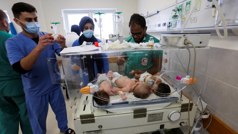 Sejumlah bayi di RS Al-Shifa di Gaza dikeluarkan dari inkubator akibat tidak ada pasokan listrik di rumah sakit tersebut. Direktur RS Al-Shifa pun mengabarkan bahwa staf rumah sakit berjuang menyelamatkan bayi-bayi tersebut. (REUTERS/Hatem Khaled)