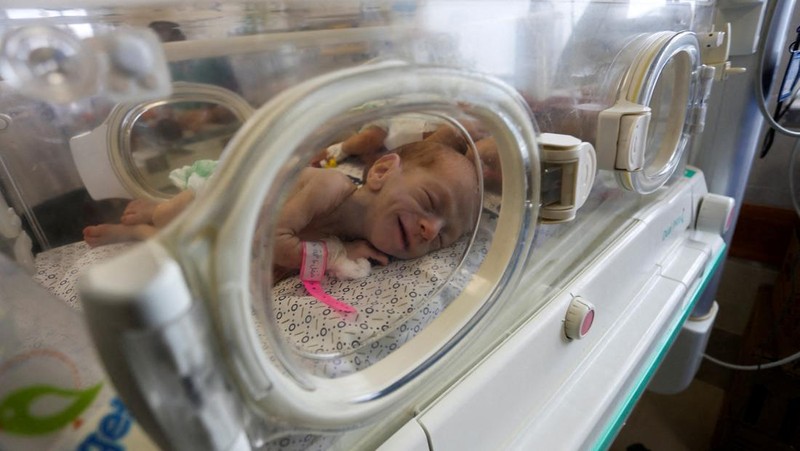 Sejumlah bayi di RS Al-Shifa di Gaza dikeluarkan dari inkubator akibat tidak ada pasokan listrik di rumah sakit tersebut. Direktur RS Al-Shifa pun mengabarkan bahwa staf rumah sakit berjuang menyelamatkan bayi-bayi tersebut. (REUTERS/Hatem Khaled)