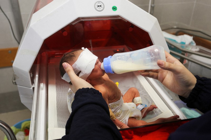 Sejumlah bayi di RS Al-Shifa di Gaza dikeluarkan dari inkubator akibat tidak ada pasokan listrik di rumah sakit tersebut. Direktur RS Al-Shifa pun mengabarkan bahwa staf rumah sakit berjuang menyelamatkan bayi-bayi tersebut. (REUTERS/Hatem Khaled) Sejumlah bayi di RS Al-Shifa di Gaza dikeluarkan dari inkubator akibat tidak ada pasokan listrik di rumah sakit tersebut. Direktur RS Al-Shifa pun mengabarkan bahwa staf rumah sakit berjuang menyelamatkan bayi-bayi tersebut. (REUTERS/Hatem Khaled)