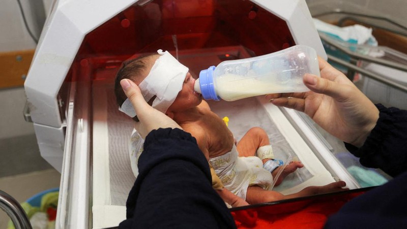 Sejumlah bayi di RS Al-Shifa di Gaza dikeluarkan dari inkubator akibat tidak ada pasokan listrik di rumah sakit tersebut. Direktur RS Al-Shifa pun mengabarkan bahwa staf rumah sakit berjuang menyelamatkan bayi-bayi tersebut. (REUTERS/Hatem Khaled)