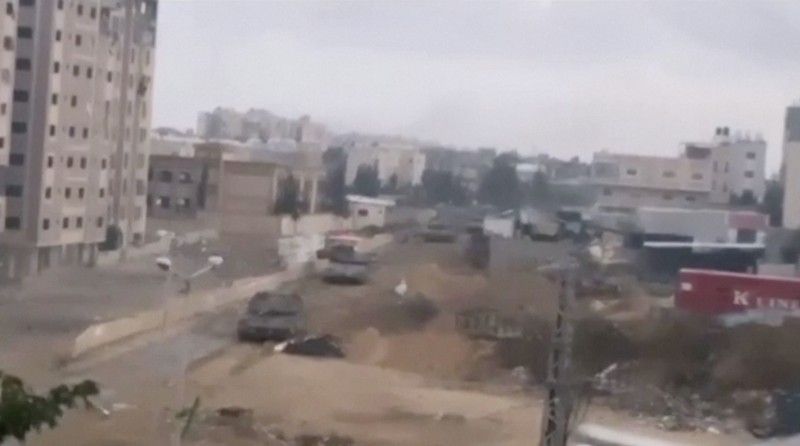 Tank pasukan Israel disebut kian mendekati area Rumah Sakit Indonesia di Gaza, setelah menyerang area dekat rumah sakit itu sejak semalam. (Tangkapan Layar Video Reuters)