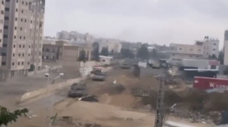 Tank pasukan Israel disebut kian mendekati area Rumah Sakit Indonesia di Gaza, setelah menyerang area dekat rumah sakit itu sejak semalam. (Tangkapan Layar Video Reuters)