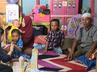 Tanpa Kedua Mata, Wanita Pengupas Bawang Jadi Pelita Keluarga