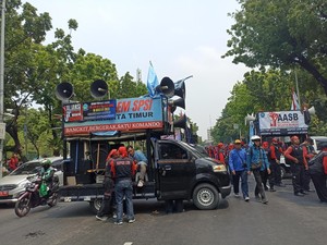 Buruh Demo di Balai Kota DKI Jelang Pengumuman UMP 2024