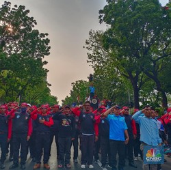 Buruh Demo UMK, Kawasan Industri di Cikarang Sampai Tol Macet
