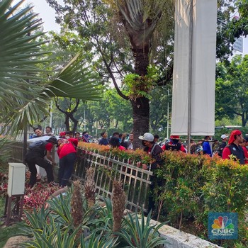 Demo Tuntut UMP DKI Ricuh, Pagar Dirusak-Polisi Paksa Bubar