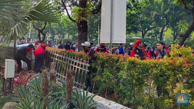 Jelang Penetapan UMP 2024, Kantor Pj Gubernur Digeruduk Buruh. (CNBC Indonesia/Martya Sari)