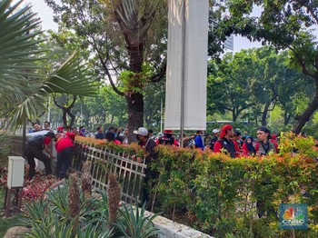 Demo Tuntut UMP DKI Ricuh, Pagar Dirusak-Polisi Paksa Bubar