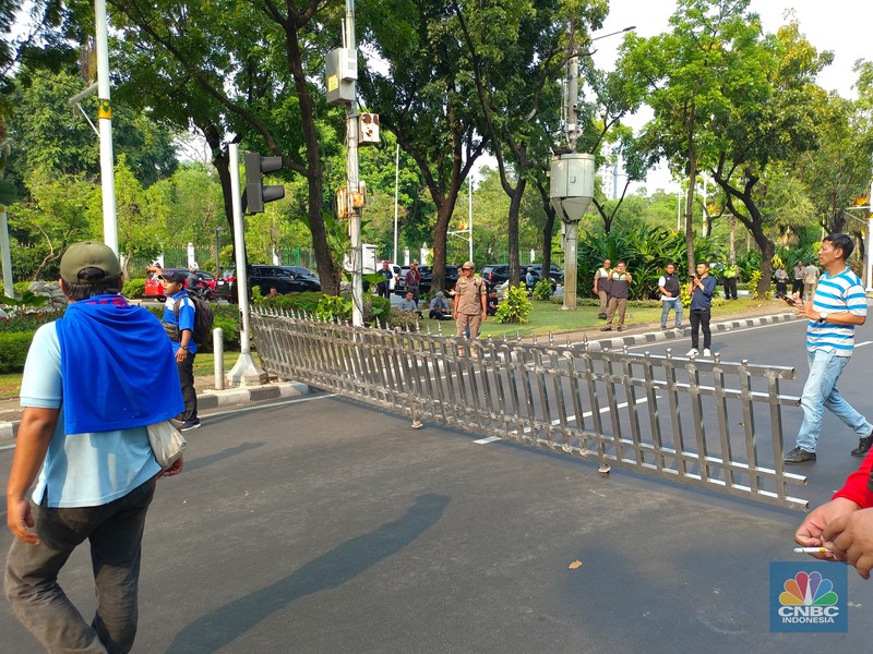 Jelang Penetapan UMP 2024, Kantor Pj Gubernur Digeruduk Buruh. (CNBC Indonesia/Martya Sari) Jelang Penetapan UMP 2024, Kantor Pj Gubernur Digeruduk Buruh. (CNBC Indonesia/Martya Sari)