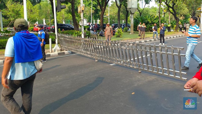 Jelang Penetapan UMP 2024, Kantor Pj Gubernur Digeruduk Buruh. (CNBC Indonesia/Martya Sari)