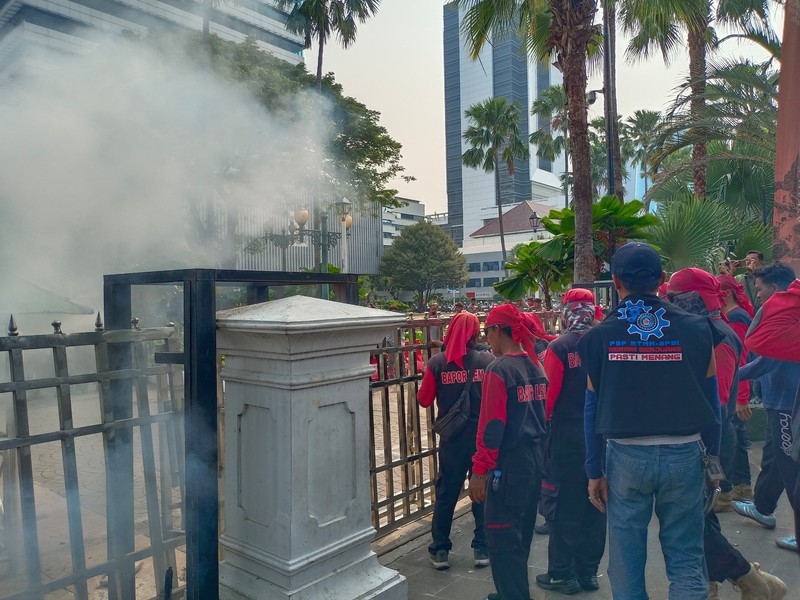 Jelang Penetapan UMP 2024, Kantor Pj Gubernur Digeruduk Buruh. (CNBC Indonesia/Martya Sari)