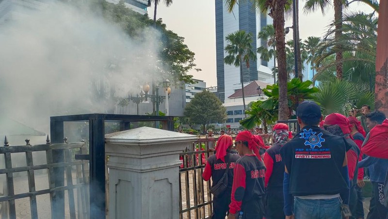 Jelang Penetapan UMP 2024, Kantor Pj Gubernur Digeruduk Buruh. (CNBC Indonesia/Martya Sari)