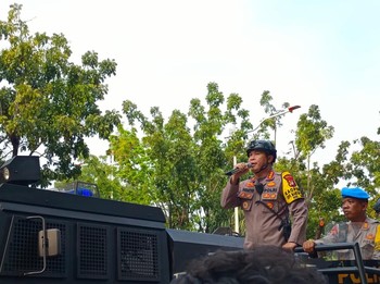 Aksi Demo Buruh Tuntut UMP DKI Naik 15% Sempat Ricuh