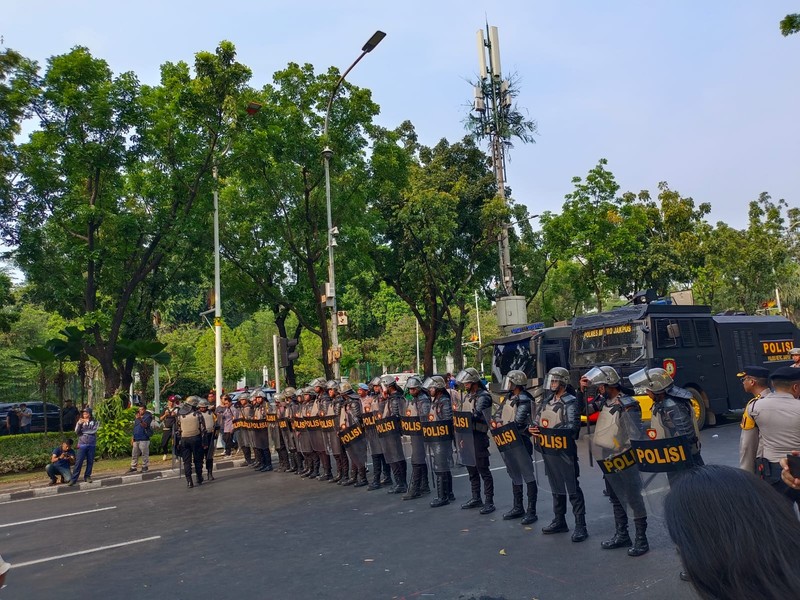 Jelang Penetapan UMP 2024, Kantor Pj Gubernur Digeruduk Buruh. (CNBC Indonesia/Martya Sari)