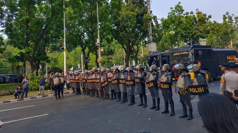 Jelang Penetapan UMP 2024, Kantor Pj Gubernur Digeruduk Buruh. (CNBC Indonesia/Martya Sari)