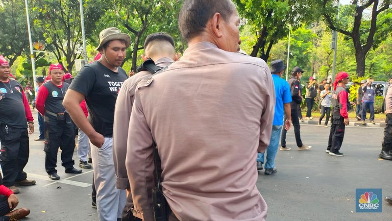 Jelang Penetapan UMP 2024, Kantor Pj Gubernur Digeruduk Buruh. (CNBC Indonesia/Martya Sari)