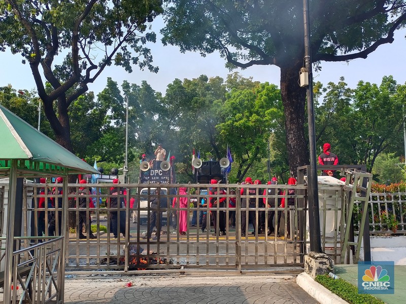 Jelang Penetapan UMP 2024, Kantor Pj Gubernur Digeruduk Buruh. (CNBC Indonesia/Martya Sari)