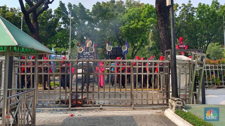Jelang Penetapan UMP 2024, Kantor Pj Gubernur Digeruduk Buruh. (CNBC Indonesia/Martya Sari)