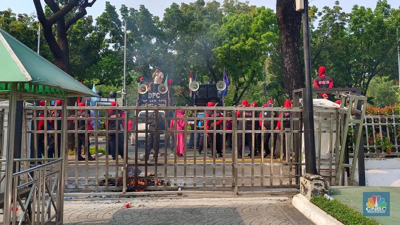 Jelang Penetapan UMP 2024, Kantor Pj Gubernur Digeruduk Buruh. (CNBC Indonesia/Martya Sari)