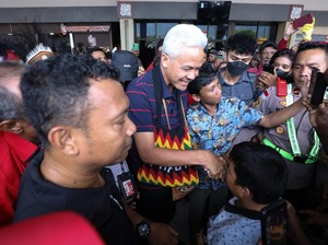 Tiba di Jayapura, Ganjar Disambut Hangat Kepala Suku hingga Masyarakat