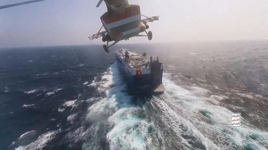 Helikopter militer Houthi terbang di atas kapal kargo Galaxy Leader di Laut Merah dalam foto yang dirilis 20 November 2023. (Houthi Military Media/Handout via REUTERS)