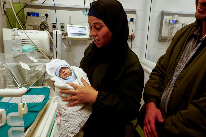 ISRAEL-PALESTINIANS/GAZA-BABIES Medics transport a premature Palestinian baby evacuated from Gaza to an Air Ambulance on the Egyptian side at Al-Arish Airport, amid the ongoing conflict between Israel and the Palestinian Islamist group Hamas, in the city of Al-Arish, Sinai peninsula, Egypt, in this handout picture, November 20, 2023. The Egyptian Health Ministry/Handout via REUTERS ATTENTION EDITORS - THIS IMAGE WAS PROVIDED BY A THIRD PARTY