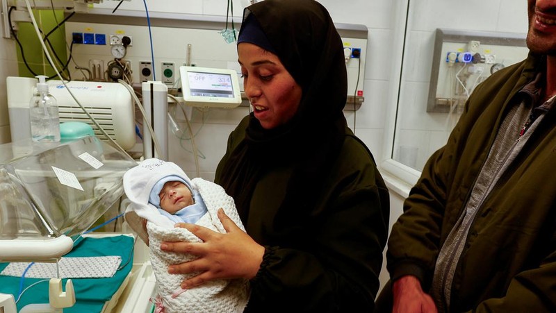Medics transport a premature Palestinian baby evacuated from Gaza to an Air Ambulance on the Egyptian side at Al-Arish Airport, amid the ongoing conflict between Israel and the Palestinian Islamist group Hamas, in the city of Al-Arish, Sinai peninsula, Egypt, in this handout picture, November 20, 2023. The Egyptian Health Ministry/Handout via REUTERS ATTENTION EDITORS - THIS IMAGE WAS PROVIDED BY A THIRD PARTY