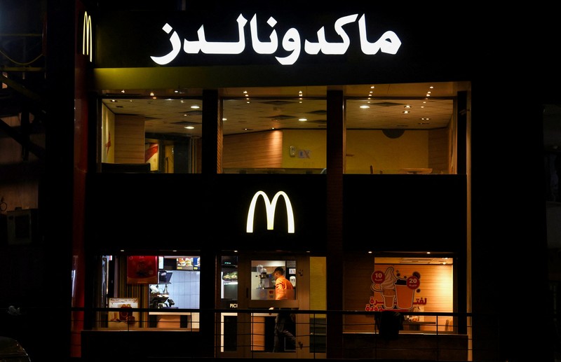 ISRAEL-PALESTINIANS/EGYPT-BOYCOTT A worker walks inside an empty McDonald's restaurant as a result of the boycott of Western brands in Egypt due to the Israeli bombardment in Gaza amid the ongoing conflict between Israel and the Palestinian Islamist group Hamas, in Cairo, Egypt, November 20, 2023. REUTERS/Mohamed Abd El Ghany