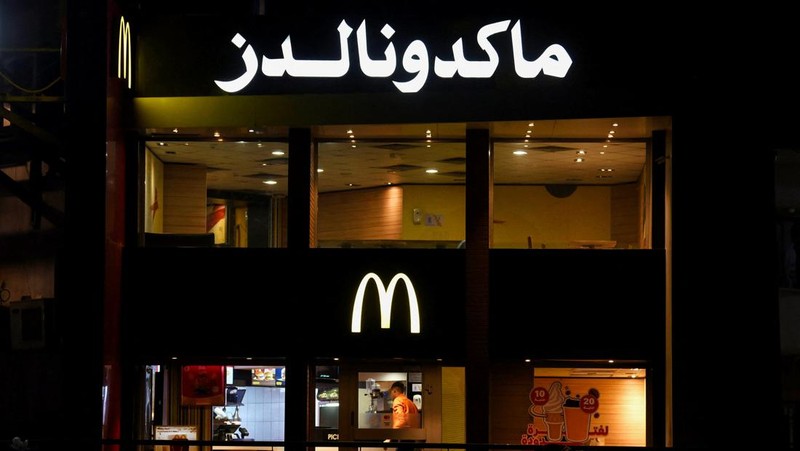 A worker walks inside an empty McDonald's restaurant as a result of the boycott of Western brands in Egypt due to the Israeli bombardment in Gaza amid the ongoing conflict between Israel and the Palestinian Islamist group Hamas, in Cairo, Egypt, November 20, 2023. REUTERS/Mohamed Abd El Ghany