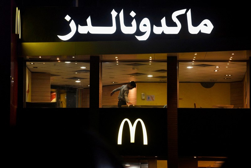 A worker walks inside an empty McDonald's restaurant as a result of the boycott of Western brands in Egypt due to the Israeli bombardment in Gaza amid the ongoing conflict between Israel and the Palestinian Islamist group Hamas, in Cairo, Egypt, November 20, 2023. REUTERS/Mohamed Abd El Ghany