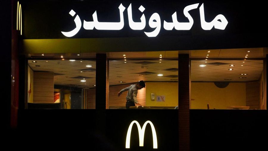 A worker cleans a table in an empty McDonald's restaurant as a result of the boycott of Western brands in Egypt due to the Israeli bombardment in Gaza amid the ongoing conflict between Israel and the Palestinian Islamist group Hamas, in Cairo, Egypt, November 20, 2023. REUTERS/Mohamed Abd El Ghany