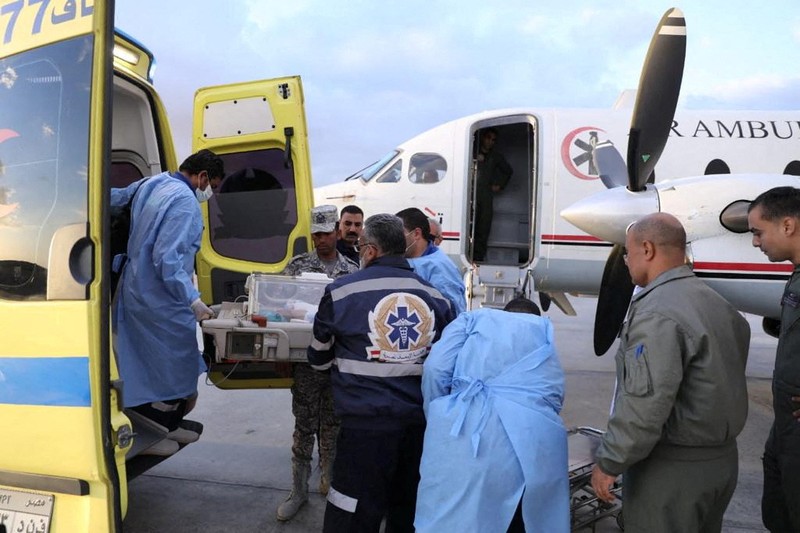 ISRAEL-PALESTINIANS/GAZA-BABIES Medics transport a premature Palestinian baby evacuated from Gaza to an Air Ambulance on the Egyptian side at Al-Arish Airport, amid the ongoing conflict between Israel and the Palestinian Islamist group Hamas, in the city of Al-Arish, Sinai peninsula, Egypt, in this handout picture, November 20, 2023. The Egyptian Health Ministry/Handout via REUTERS ATTENTION EDITORS - THIS IMAGE WAS PROVIDED BY A THIRD PARTY