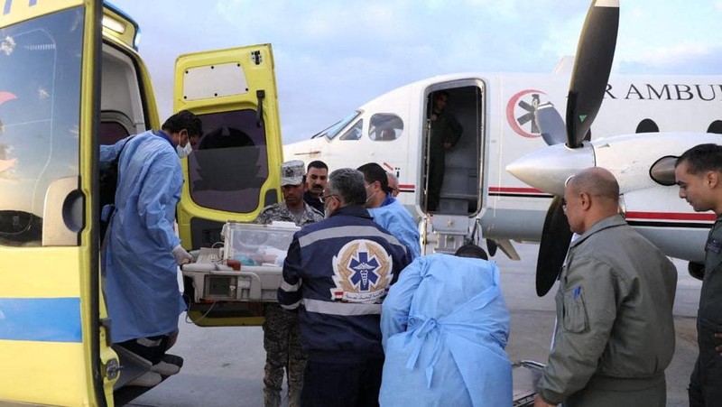 Medics transport a premature Palestinian baby evacuated from Gaza to an Air Ambulance on the Egyptian side at Al-Arish Airport, amid the ongoing conflict between Israel and the Palestinian Islamist group Hamas, in the city of Al-Arish, Sinai peninsula, Egypt, in this handout picture, November 20, 2023. The Egyptian Health Ministry/Handout via REUTERS ATTENTION EDITORS - THIS IMAGE WAS PROVIDED BY A THIRD PARTY