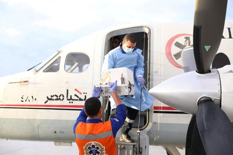 ISRAEL-PALESTINIANS/GAZA-BABIES Medics transport a premature Palestinian baby evacuated from Gaza to an Air Ambulance on the Egyptian side at Al-Arish Airport, amid the ongoing conflict between Israel and the Palestinian Islamist group Hamas, in the city of Al-Arish, Sinai peninsula, Egypt, in this handout picture, November 20, 2023. The Egyptian Health Ministry/Handout via REUTERS ATTENTION EDITORS - THIS IMAGE WAS PROVIDED BY A THIRD PARTY