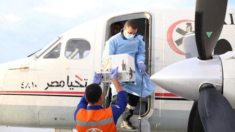 Medics transport a premature Palestinian baby evacuated from Gaza to an Air Ambulance on the Egyptian side at Al-Arish Airport, amid the ongoing conflict between Israel and the Palestinian Islamist group Hamas, in the city of Al-Arish, Sinai peninsula, Egypt, in this handout picture, November 20, 2023. The Egyptian Health Ministry/Handout via REUTERS ATTENTION EDITORS - THIS IMAGE WAS PROVIDED BY A THIRD PARTY