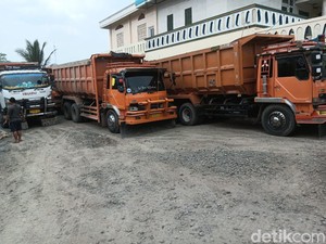 Truk Jadi Raja Jalanan di Parung Panjang, 1 Jam Bisa 100 yang Lewat!