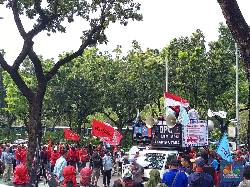 Jelang Penetapan UMP 2024, Kantor Pj Gubernur Digeruduk Buruh. (CNBC Indonesia/Martya Sari)