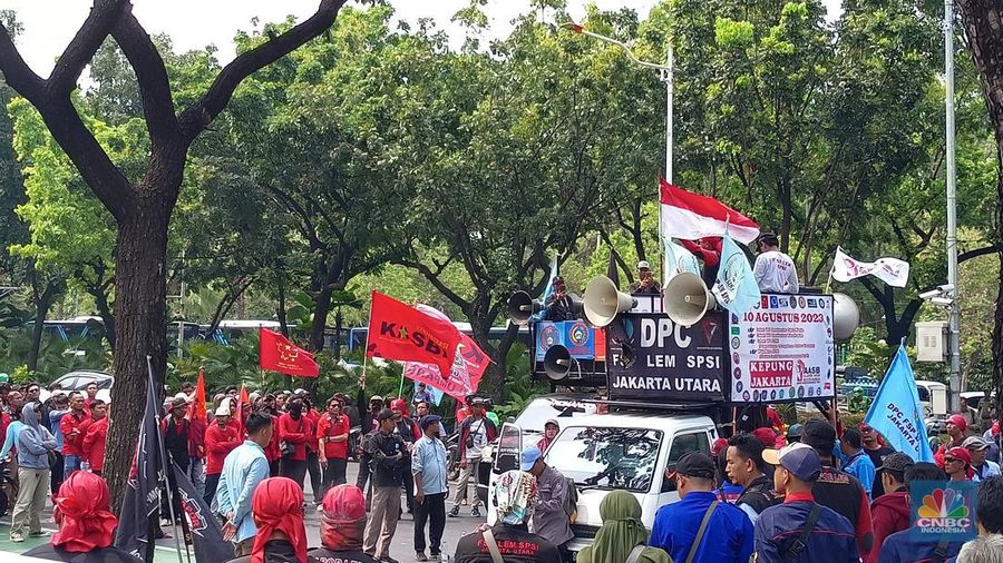 Jelang Penetapan UMP 2024, Kantor Pj Gubernur Digeruduk Buruh. (CNBC Indonesia/Martya Sari)