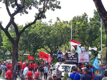 UMP DKI Belum Diketok, Buruh Demo Desak Upah 2024 Naik 15%