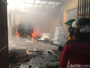 Toko Bahan Bangunan di Kota Mojokerto Terbakar, Pikap Ludes-1 Karyawan Luka