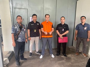 Dieksekusi ke LP Sukamiskin, Terpidana Korupsi Heli AW-101 Acungkan Jempol