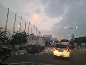 Kecelakaan Truk Angkut Hebel, Lalin Tol Kedoya Km 4 Arah Tomang Macet