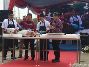 Hari Ikan Nasional, Trenggono Bicara Populasi Ikan-Sampah Plastik di Laut