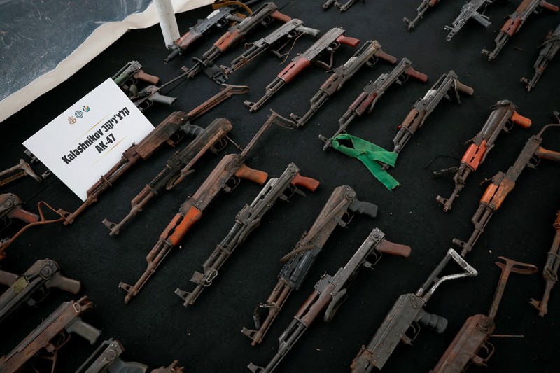 Militer Israel memberikan senjata dan perlengkapan militer, menurut mereka digunakan oleh orang-orang bersenjata Hamas dari Jalur Gaza selama serangan mematikan 7 Oktober, di tengah konflik yang sedang berlangsung antara Israel dan kelompok Islam Palestina Hamas, di pangkalan militer Tzrifin di Israel tengah 20 November 2023. Militer Israel memberikan senjata dan perlengkapan militer, menurut mereka digunakan oleh orang-orang bersenjata Hamas dari Jalur Gaza selama serangan mematikan 7 Oktober, di tengah konflik yang sedang berlangsung antara Israel dan kelompok Islam Palestina Hamas, di pangkalan militer Tzrifin di Israel tengah 20 November 2023. (REUTERS/Ammar Awad)